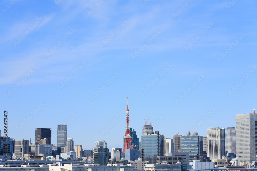 青空と東京タワービル群