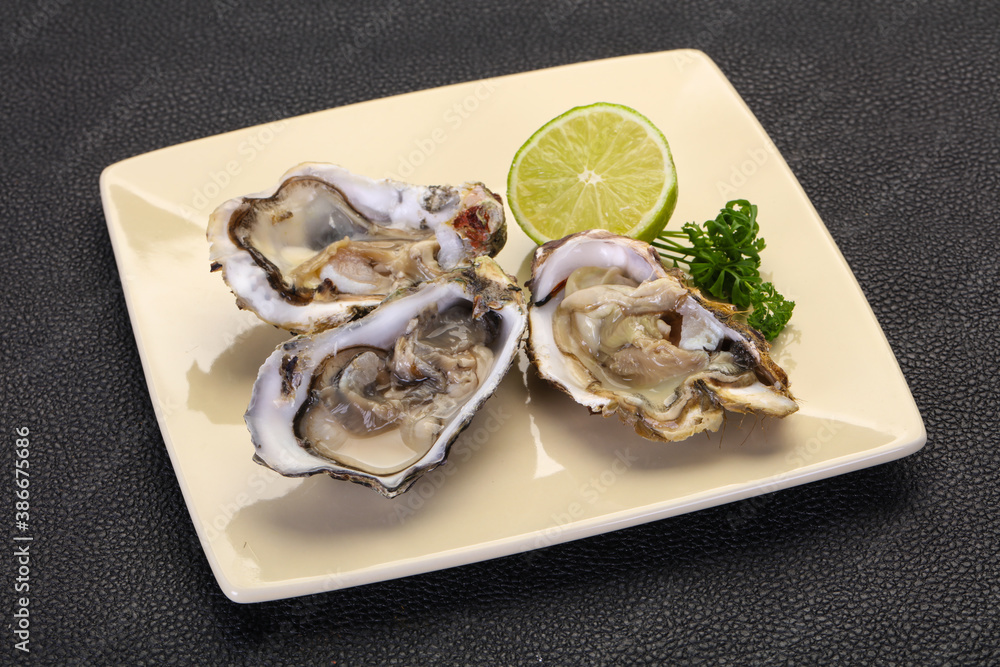 Oysters with lime and parsley Oysters with lime and parsley