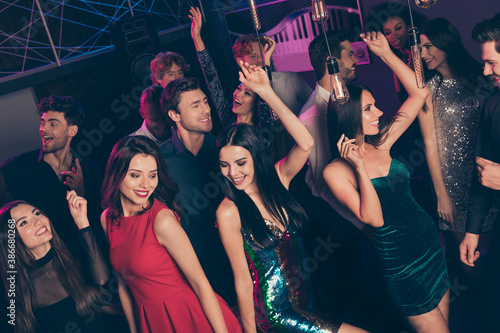 Photo portrait of young people having fun on dance floor