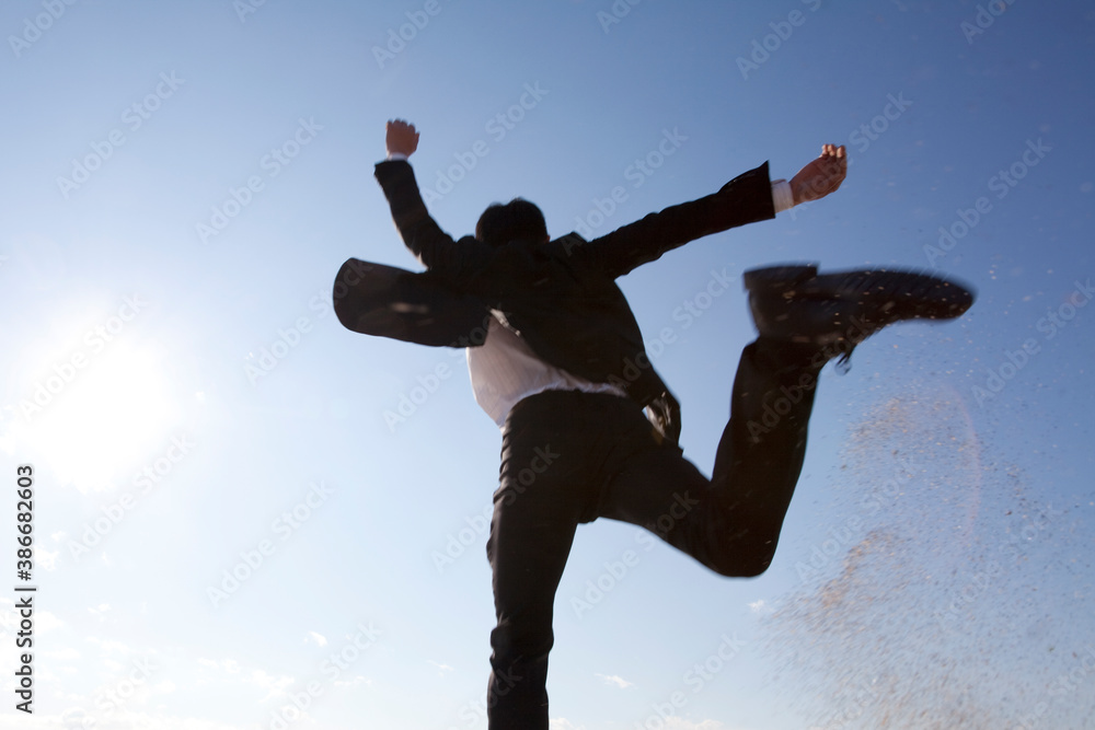 一歩を踏み出すビジネスマン Stock 写真 Adobe Stock 一歩を踏み出すビジネスマン Stock 写真 Adobe Stock