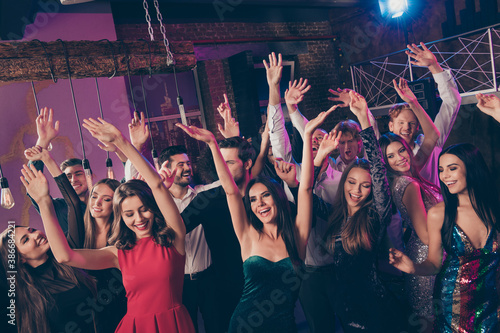 Photo portrait of people raising hands dancing screaming at nightclub