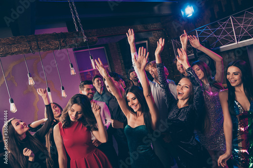 Photo portrait of people dancing with raised hands
