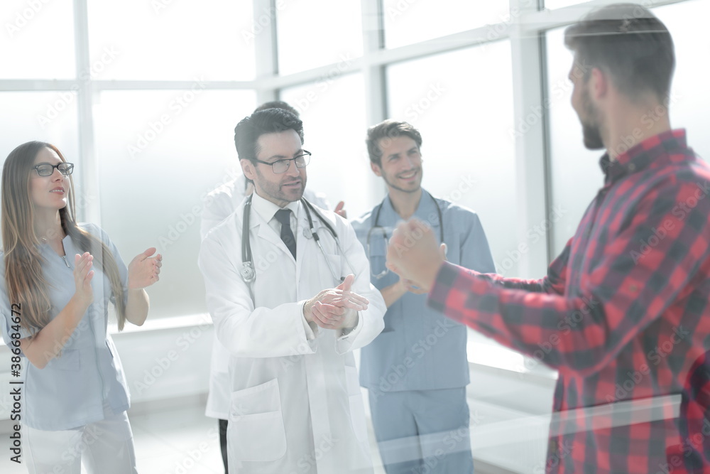 Obraz premium medical doctor shaking hands with patient in clinic.
