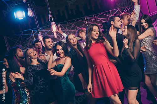Photo portrait of happy people dancing in the nightclub