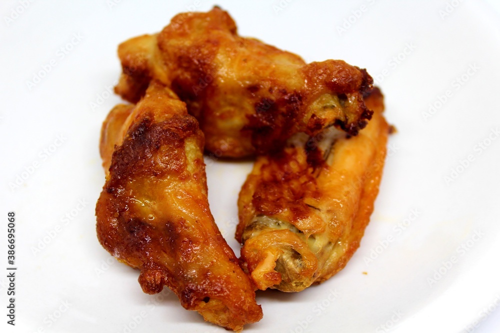 De bonnes ailes de poulet buffalo piquantes et croustillantes De bonnes ailes de poulet buffalo piquantes et croustillantes