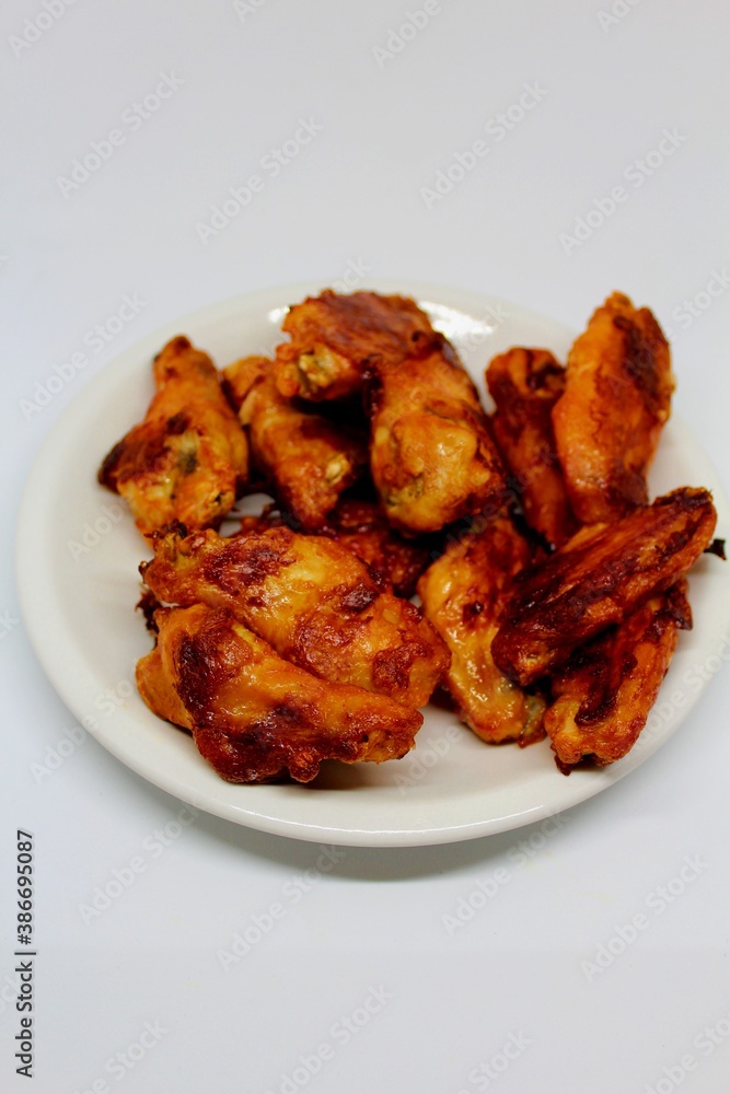 De bonnes ailes de poulet buffalo piquantes et croustillantes De bonnes ailes de poulet buffalo piquantes et croustillantes