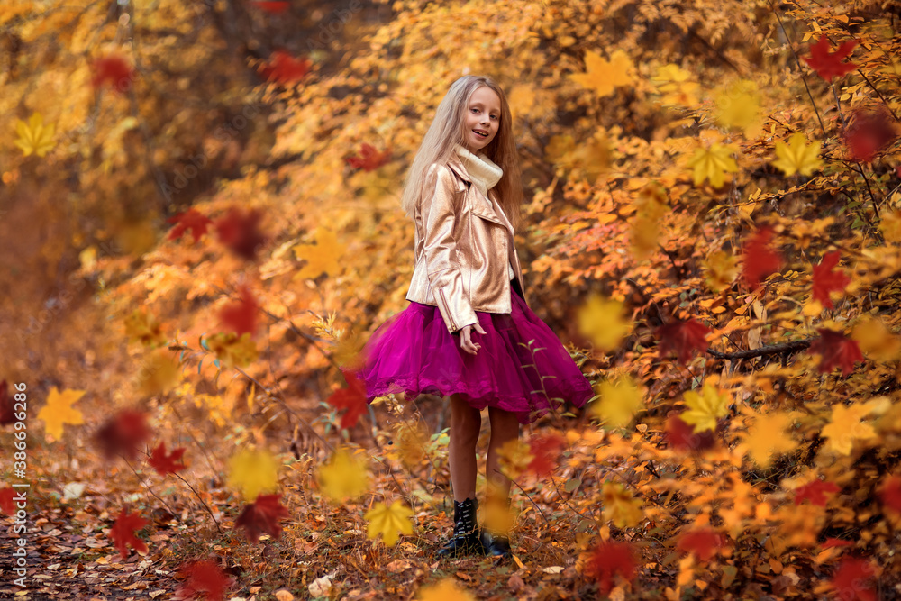 Happy Lifestyle portrait of a beautiful young model blond girl outdoors. girl in park. Autumn season. Portrait of a beautiful girl on a sunny day. autumn park outdoors