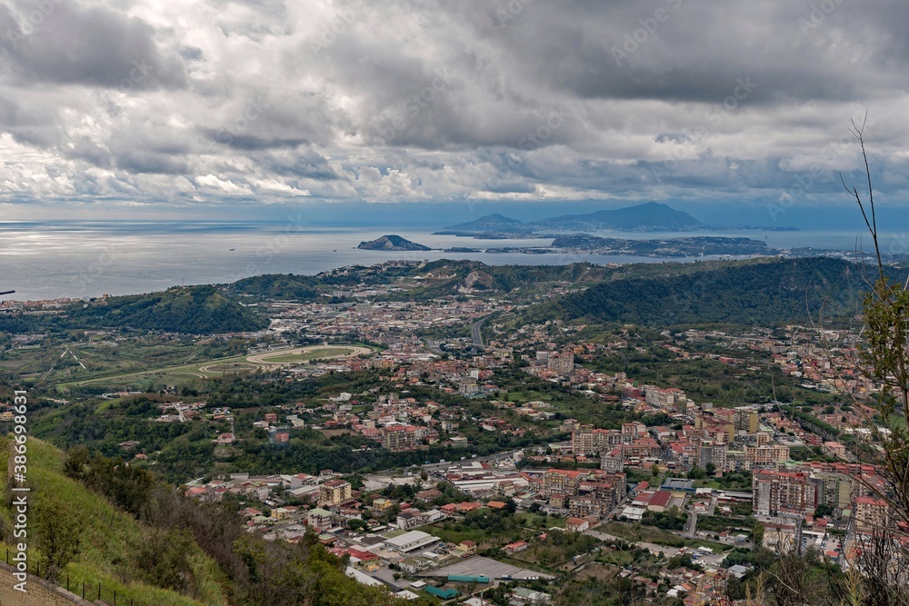 Blick über die Stadt Neapel und die Inseln Procida und Ischia in Kampanien, Italien 