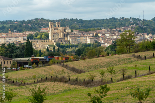  Landscape of the city of Auch, in France, in the distance its cathedral, in front, the countryside, under an overcast sky © Natura
