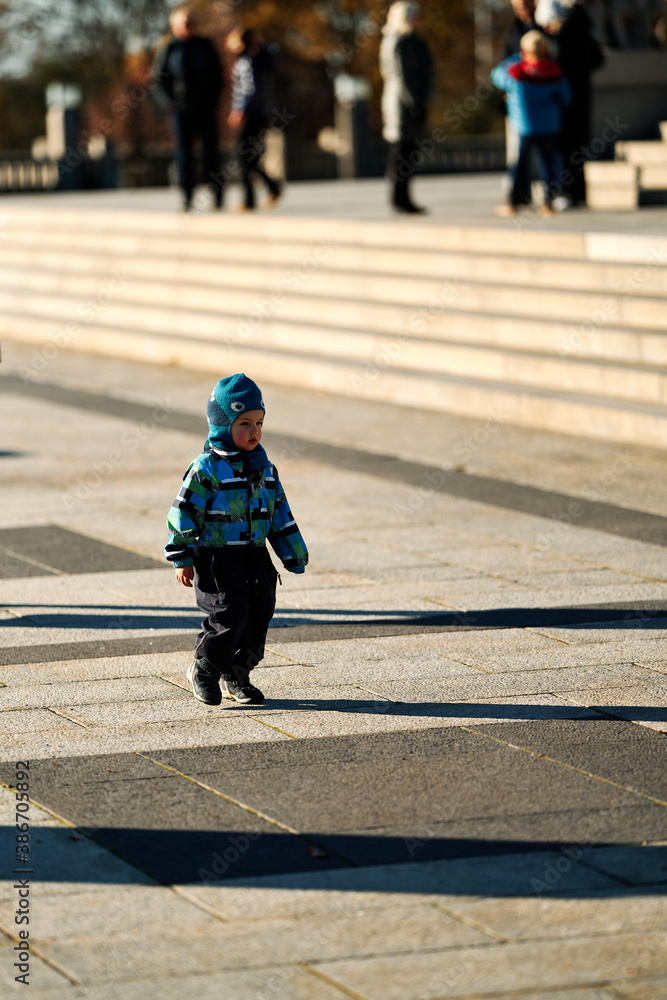 Obraz premium A family trip to a public park in Norway, Vigelandsparken or Frognerparken. 