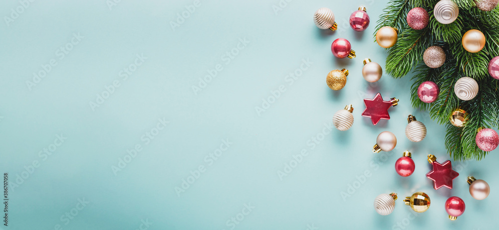 Φωτογραφία A lot of Christmas balls of gold and pink color.