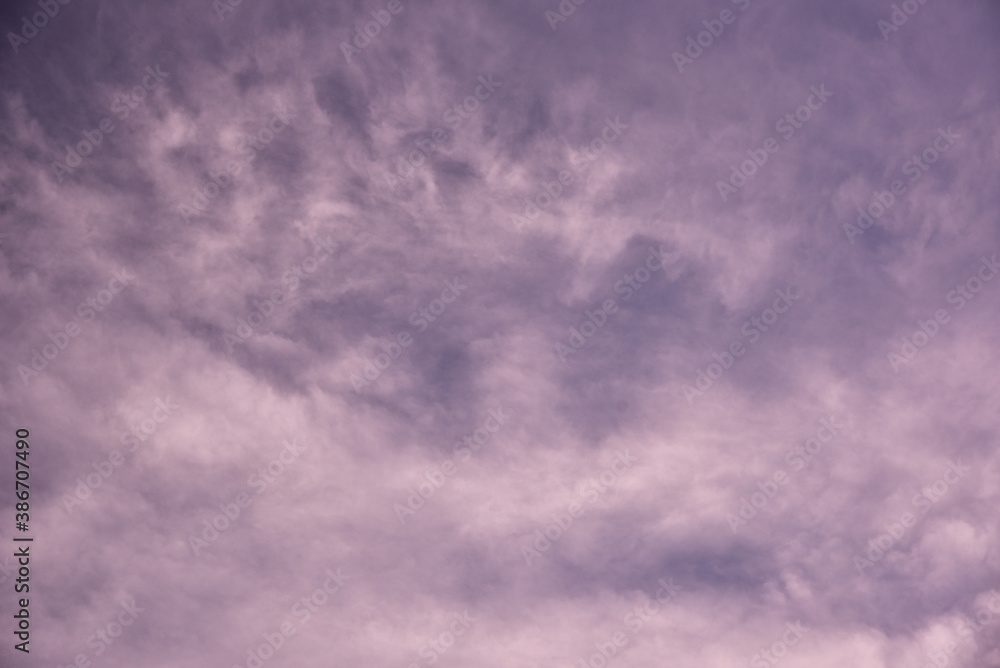 Fototapeta premium 夕刻に流れる薄雲の抽象的な風景