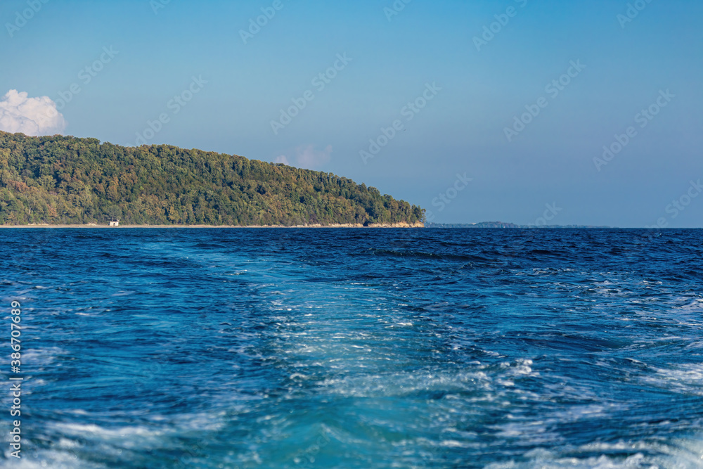 Boat trip with a view of the waves.