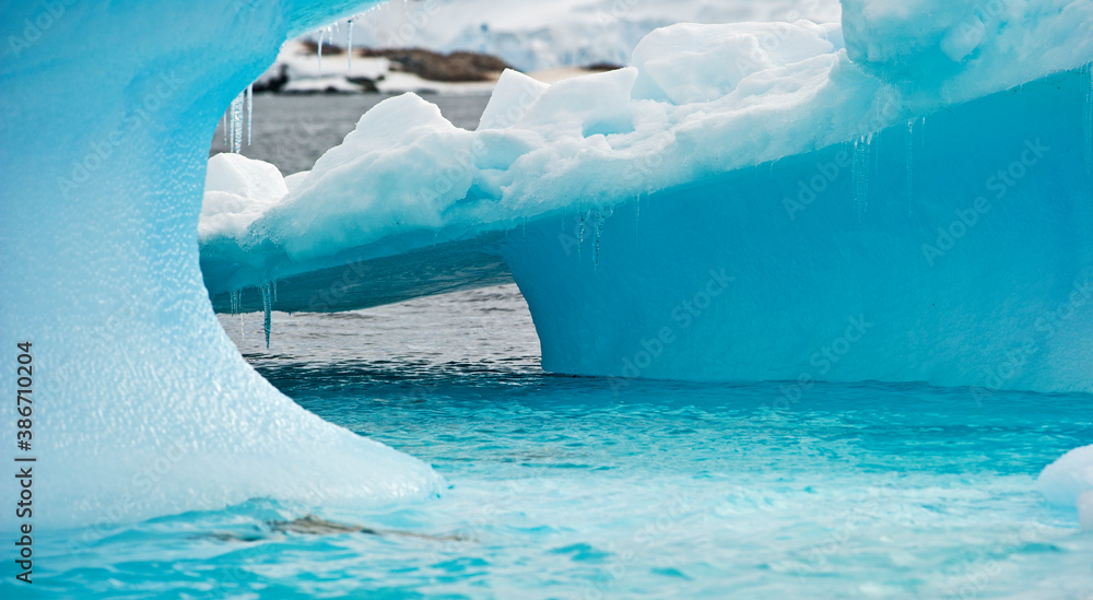 Fototapeta premium iceberg in the water
