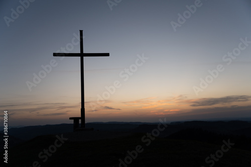 Allgäuer Gipfelkreuz während dem Sonnenuntergang