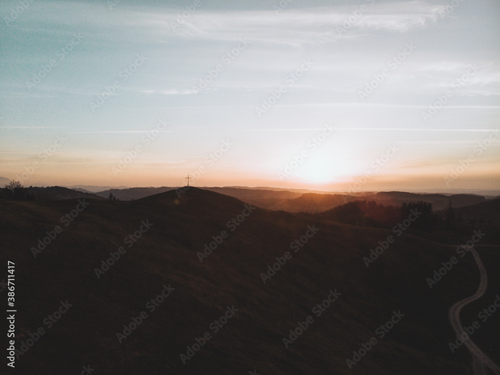 Allgäuer Gipfelkreuz während dem Sonnenuntergang