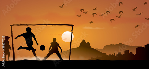Football - Enfants jouant au crépuscule (Rio)
