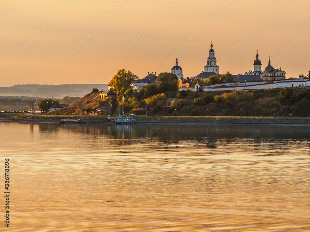 Obraz premium Fabulous town-island Sviyazhsk at sunset, Tatarstan, Russia.
