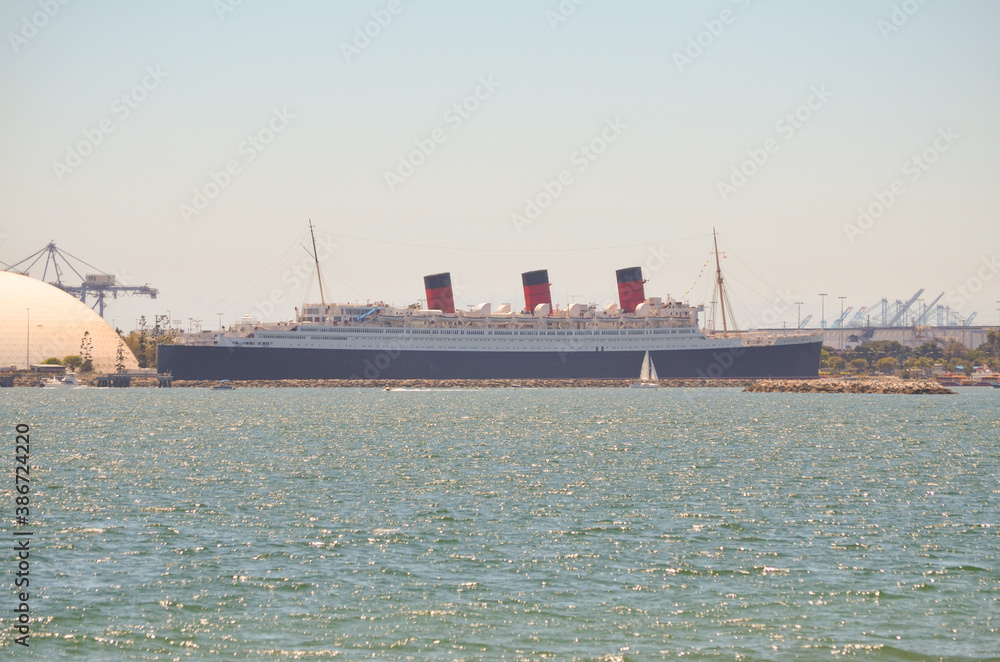 Fototapeta premium View of boats from Bluff Park, Long Beach, Los Angeles California, United States of America.