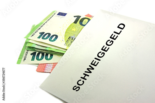 Schweigegeld als Briefumschlag mit Euro Bargeld Noten.