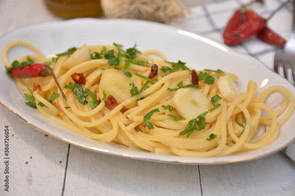 spaghetti aglio olio e peperoncino piatto tipico semplice italiano spaghetti aglio olio e peperoncino piatto tipico semplice italiano