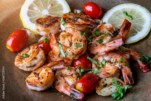 Obraz na płótnie Grilled spicey shrimps with seasoning.