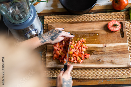 Canvas Print Bonita mujer joven cocinando rico