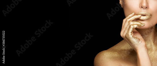 Obraz na plátně Sensual woman wearing shiny metallic gold makeup