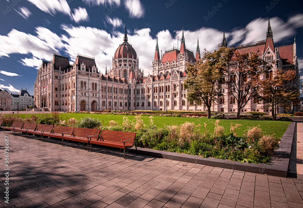 Naklejka premium Famous Hungarian Parliament on Kossuth Square, Budapest