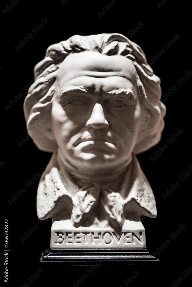 Ludwig van Beethoven Büste vor schwarzem Hintergrund Ludwig van Beethoven Büste vor schwarzem Hintergrund