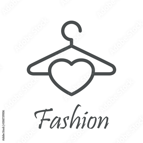 Tienda de ropa. Logotipo lineal texto Fashion con corazón en percha gris
