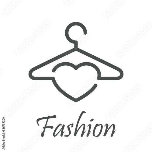 Tienda de ropa. Logotipo lineal texto Fashion con corazón en percha gris