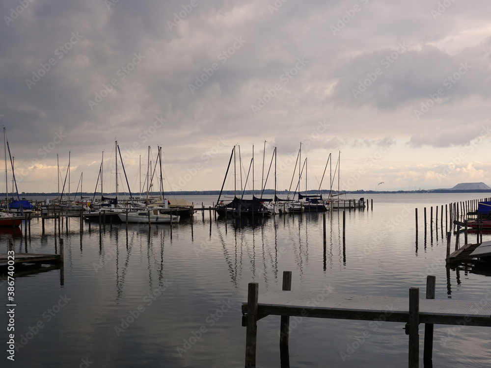 Fototapeta premium Blick auf einen Bootsanleger im Steinhuder Meer in Niedersachsen