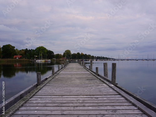 Blick über einen Holzsteg zum Ufer vom Steinhuder Meer in Niedersachsen
