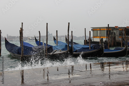 gondole à Venise en hivers et jour de pluie