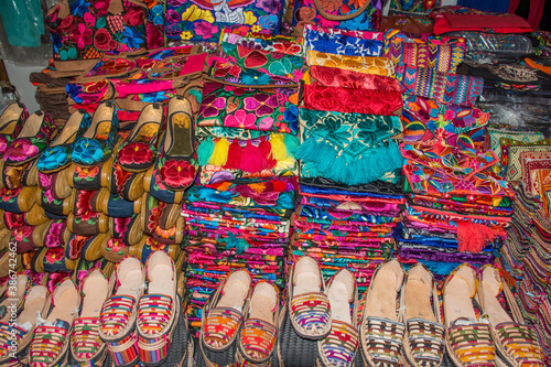 Tienda de ropa y zapatos típicos del sur de México.