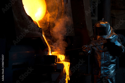 Proceso de fundición de material de procesos mineros.
