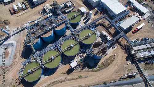 Aérea de zona industrial de minería.