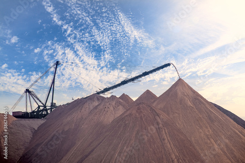 Foto Extracting and mining potassium salts