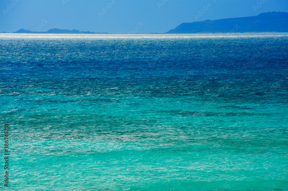 ｴﾒﾗﾙﾄﾞｸﾞﾘｰﾝに輝く久米島の海と青い岬