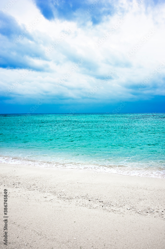 白い浜がｴﾒﾗﾙﾄﾞｸﾞﾘｰﾝの海に浮かぶ、はての浜