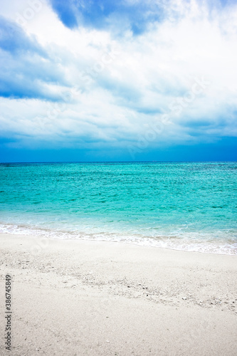白い浜がｴﾒﾗﾙﾄﾞｸﾞﾘｰﾝの海に浮かぶ、はての浜 © Paylessimages