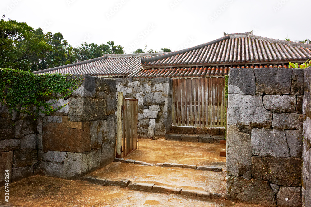 上江州家｢石垣殿内｣と呼ばれる様式の表門