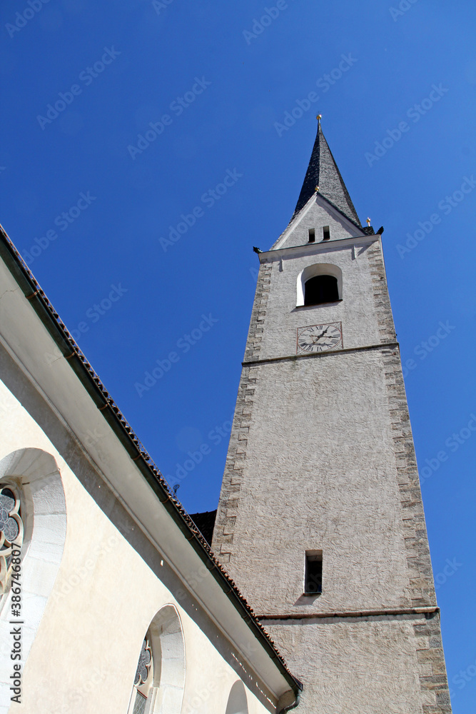 Fototapeta premium il campanile della chiesa parrocchiale dei Santi Pietro e Paolo a Laces (Alto Adige)