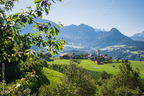 Dorf in Südtirol umgeben von Wald, Wiesen und Wein