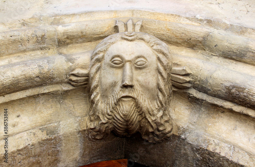 volto di Cristo; rilievo del portale della chiesa cimiteriale di Morter; Alto Adige