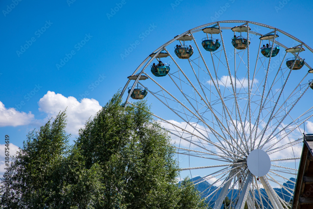 Fototapeta premium Prien am Chiemsee, das Riesenrad und blauer Himmel.