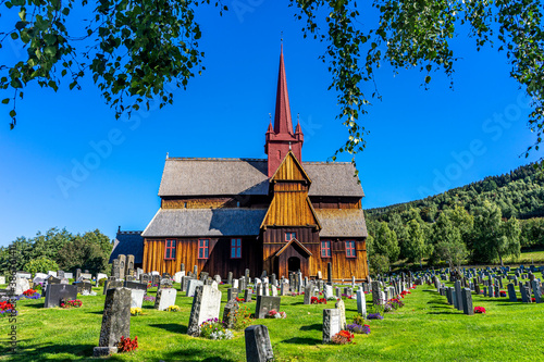 Wunderschöne alte historische Ringebu Stabkirche in Norwegen mit Friedhof photo