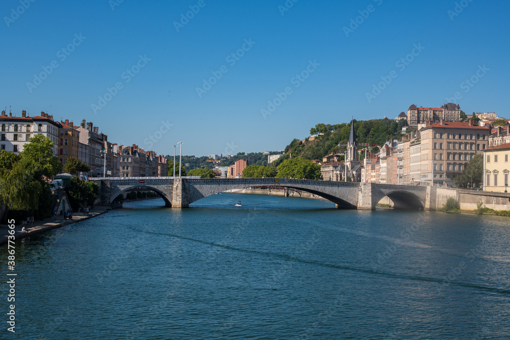 Obraz premium Vue du rhône d'un pont de la ville de Lyon et de ses rives, par une journée ensoleillée, un ciel bleu sans nuage