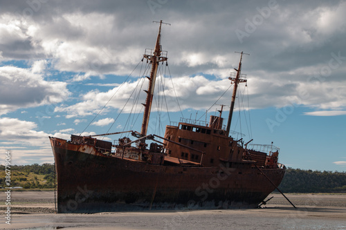 El barco sufrido y Abandonado después de un encendió e la costa oceánica de la isla Tierra del fuego (Argentina).  © Sergio